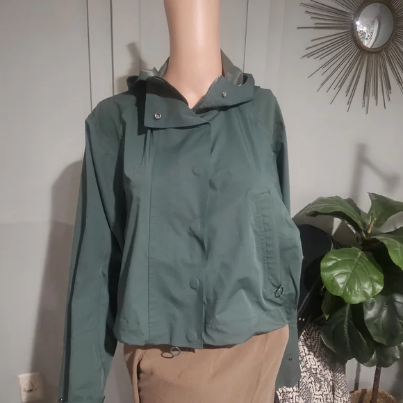 FABLETICS Cropped Hooded Jacket – Green | Lightweight Performance Layer. Small - Picture 12 of 16